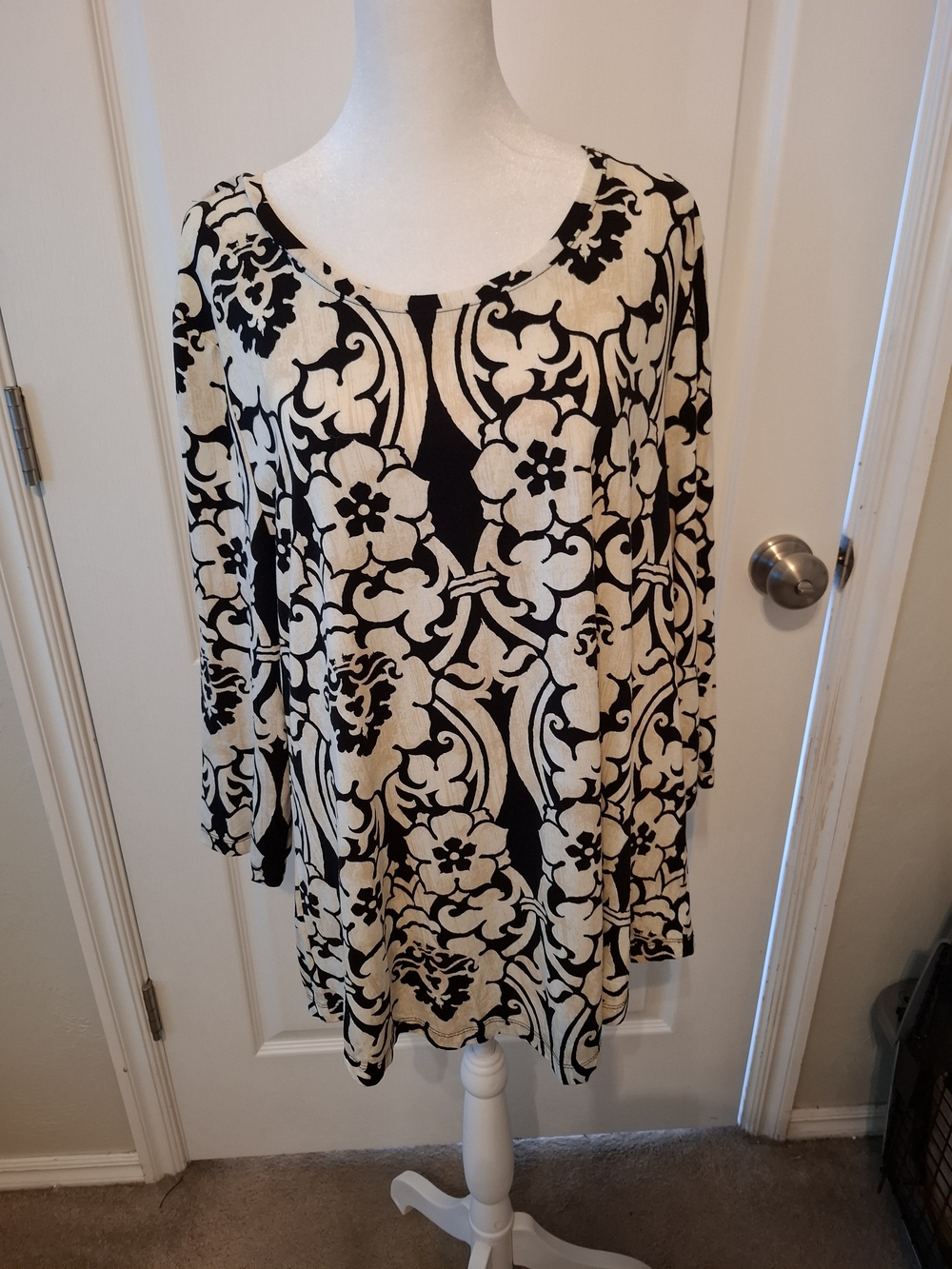 JM Collection Black and Cream Floral-Pattern Long Sleeve Tunic